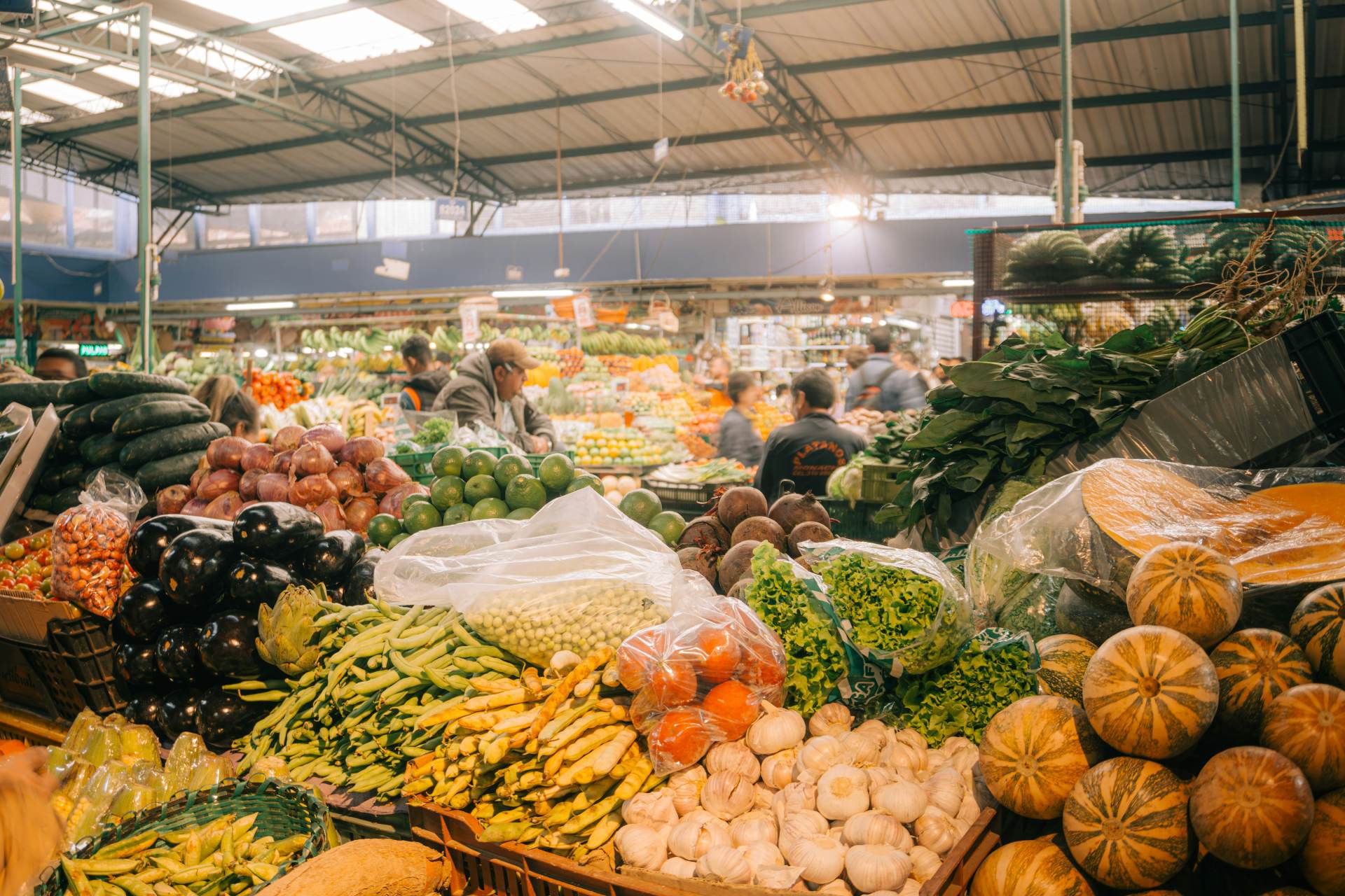 Marché avec des légumes variés